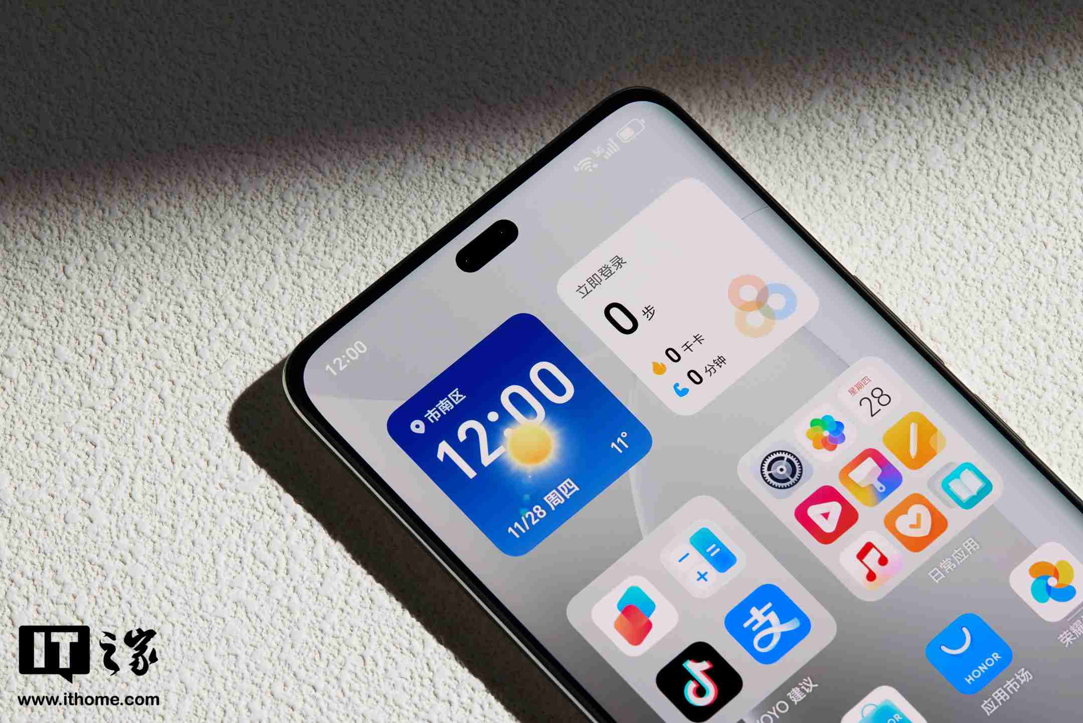 荣耀 300 系列手机图赏:首次引入 Ultra,浮雕印花,大自然美学