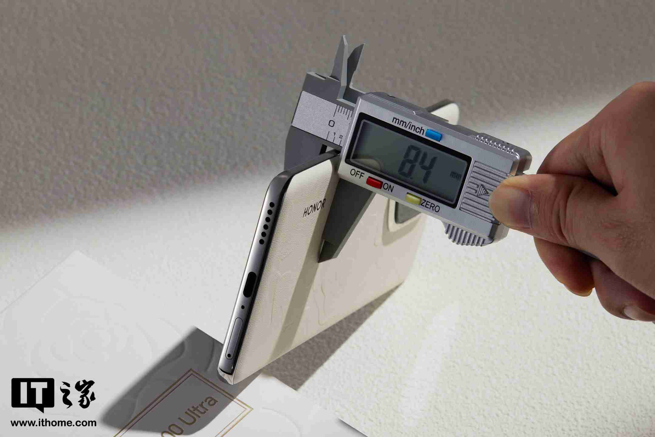 荣耀 300 系列手机图赏:首次引入 Ultra,浮雕印花,大自然美学