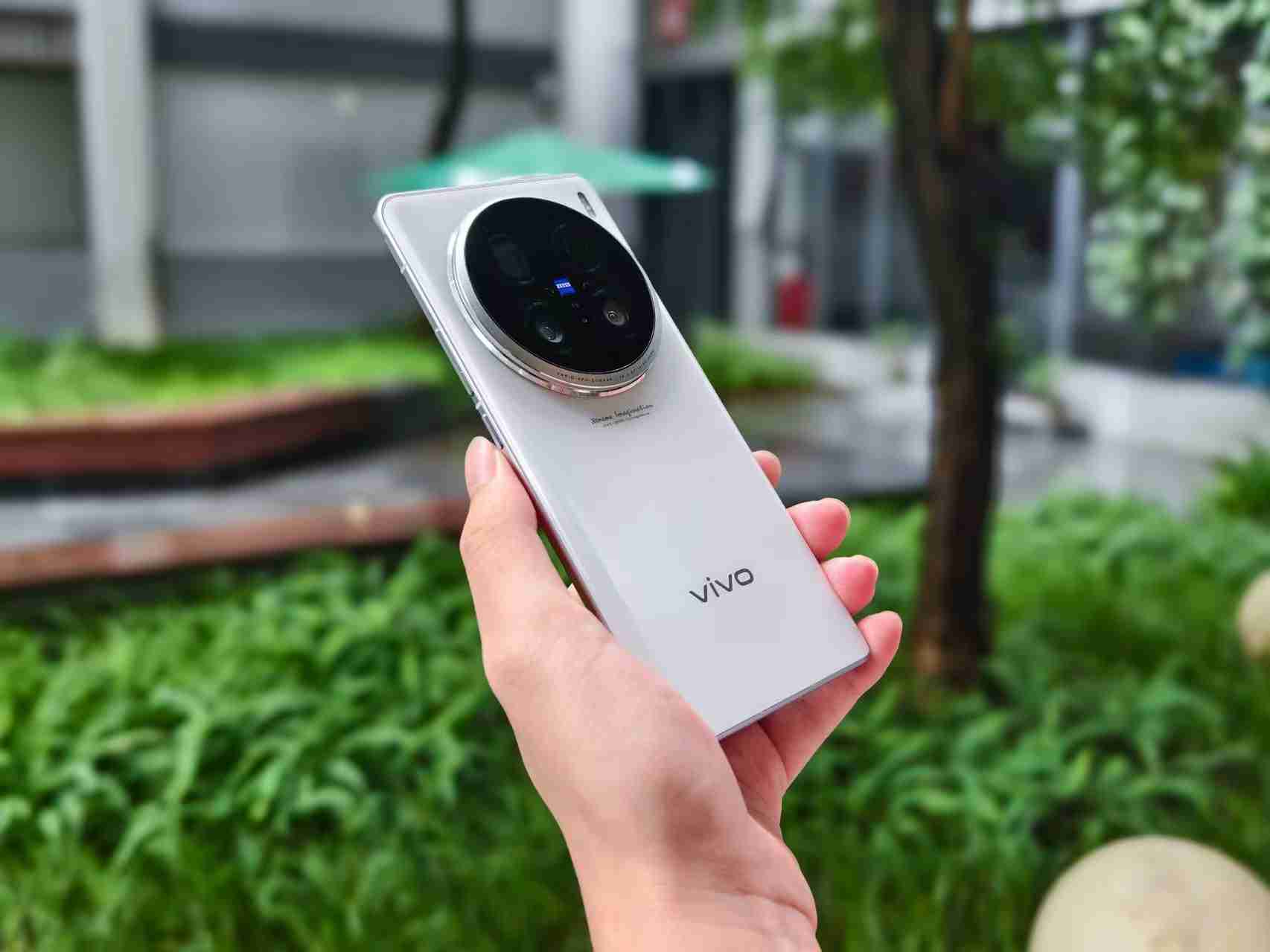 手机厂商的“超长焦”之战:华米OV果加码,AI贡献神助攻!