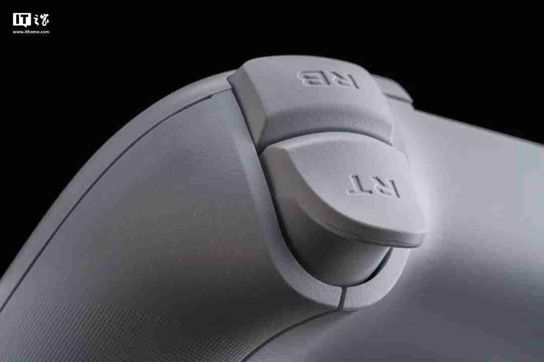 八位堂首款手游拉伸手柄发布:霍尔摇杆扳机、蓝牙连接,199 元