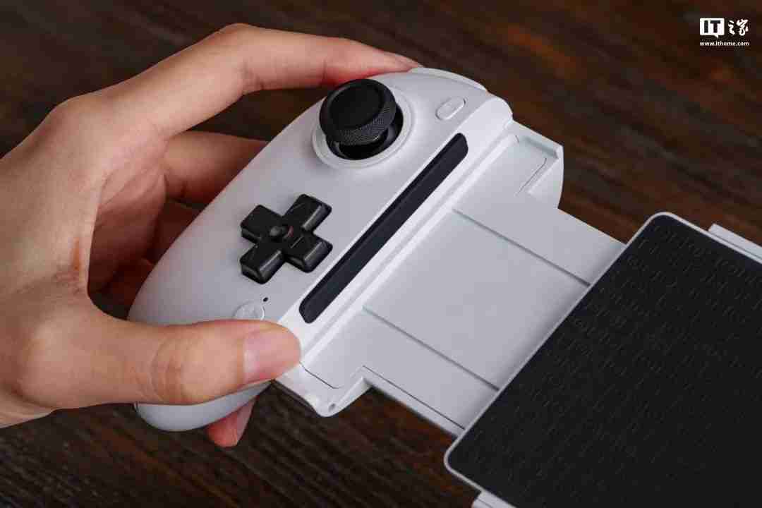 八位堂首款手游拉伸手柄发布:霍尔摇杆扳机、蓝牙连接,199 元