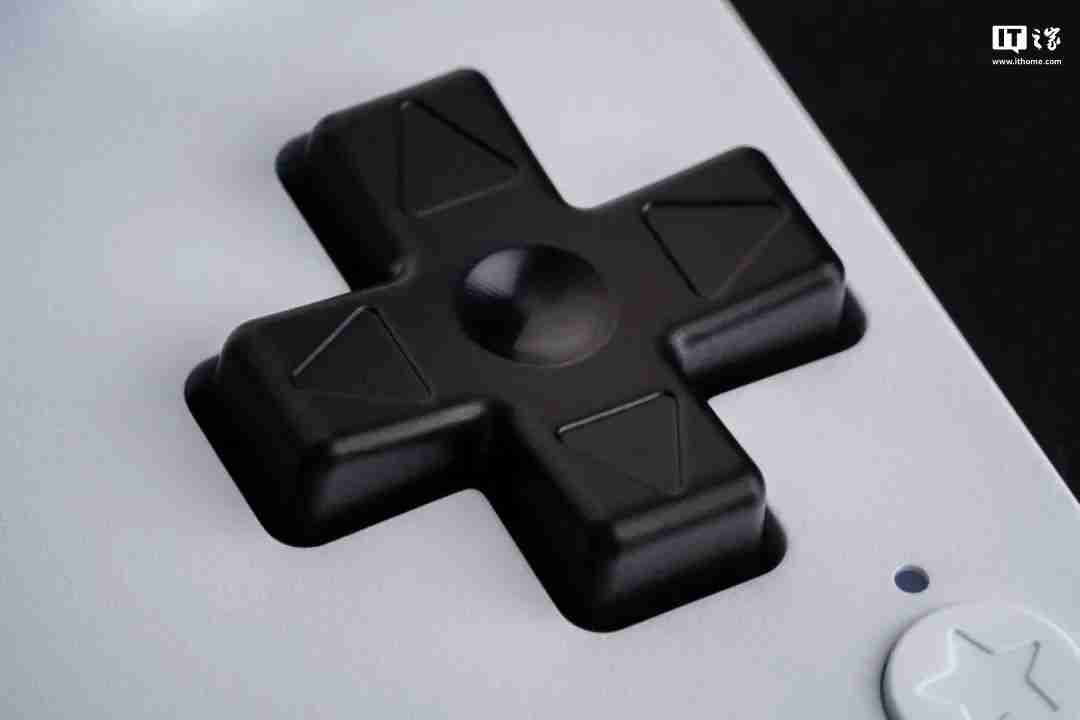 八位堂首款手游拉伸手柄发布:霍尔摇杆扳机、蓝牙连接,199 元