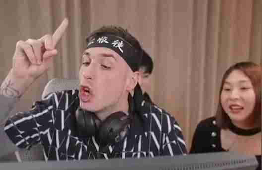 《CS》狙神定居中国后遨游《CF》:将参加枪王巅峰赛