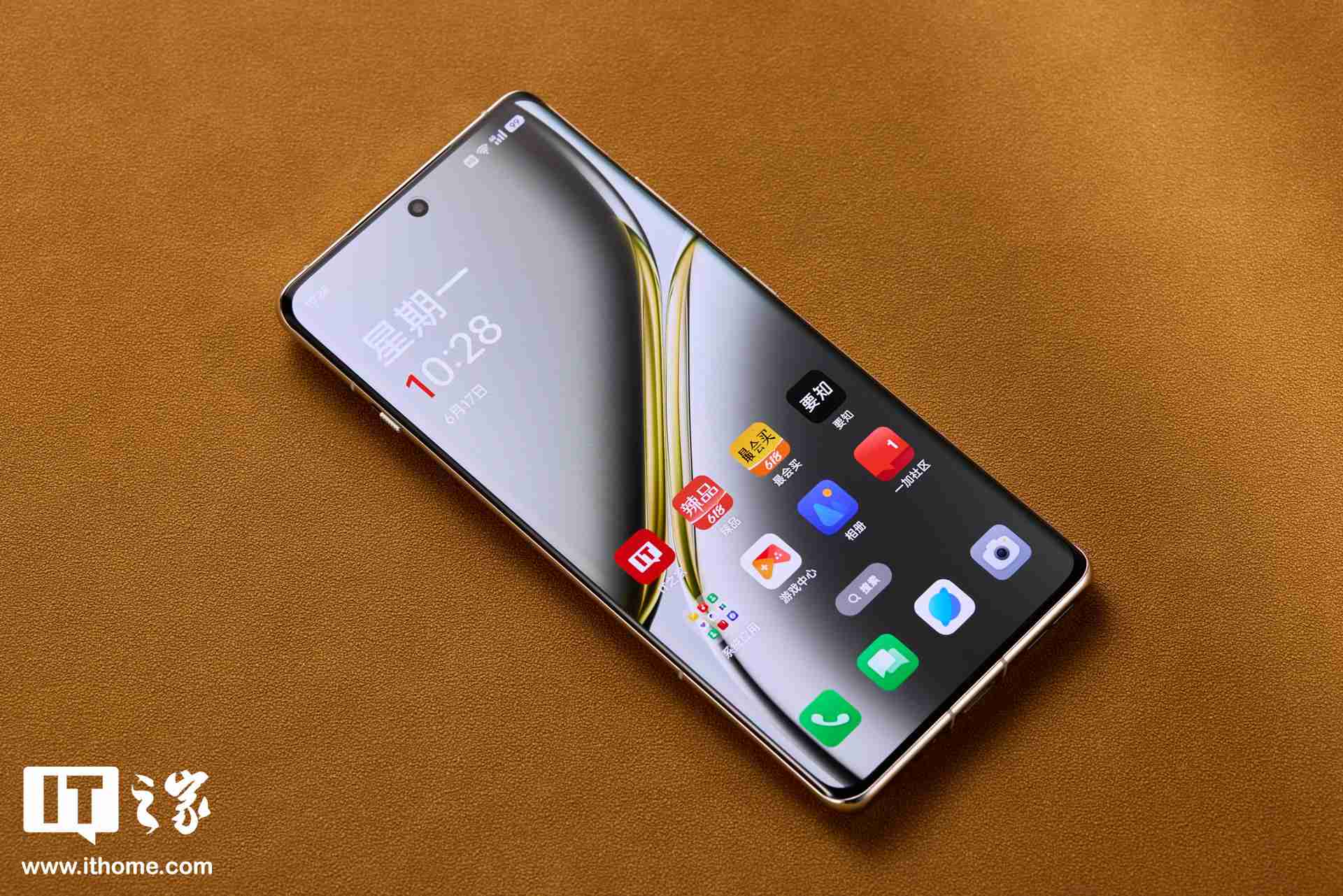 消息称某厂 12 月新机采用纯直屏 + 左上角圆镜头设计,预计为一加 Ace 5 系列