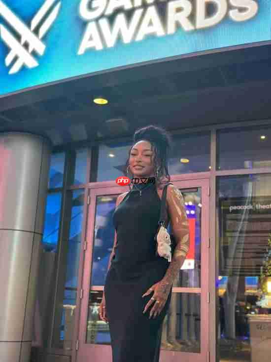 推主COS《午夜以南》黑人女主:符文战士也爱labubu