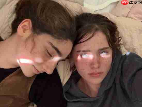 连性取向都还原了！玩家情侣COS《最后生还者》艾莉和蒂娜