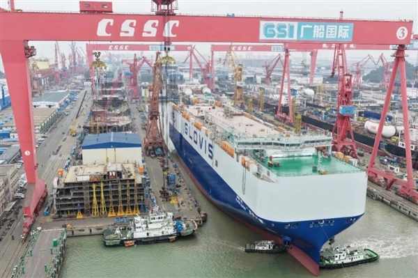 能装10800辆!国内建造的最大汽车运输船出坞