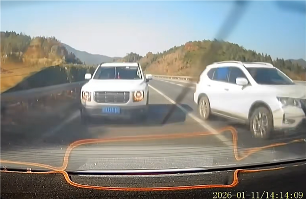 突然变道减速致后车紧急变线撞车 前车要担责吗？交警判了