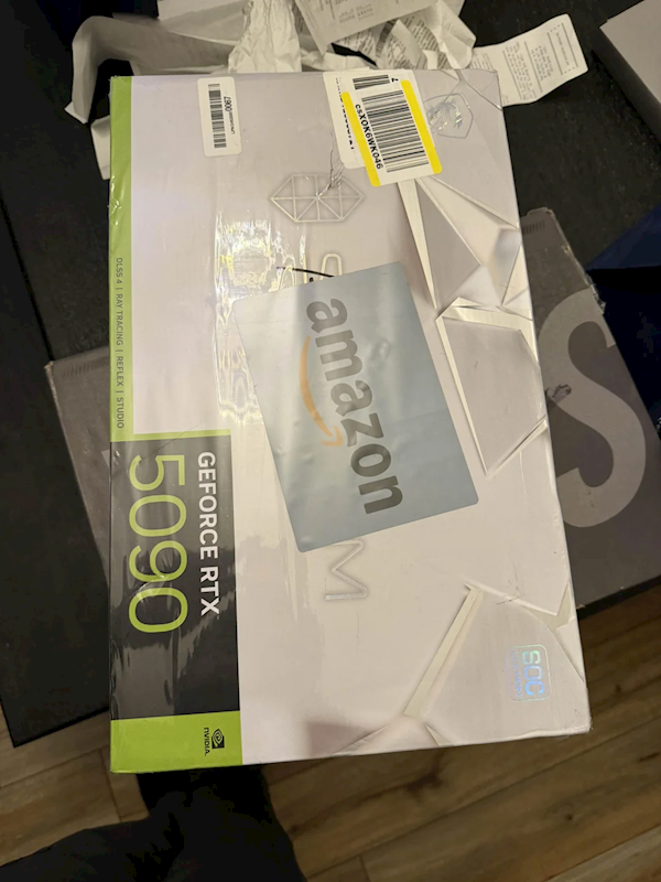 网购RTX 5090 到手却是浴巾裹石头！