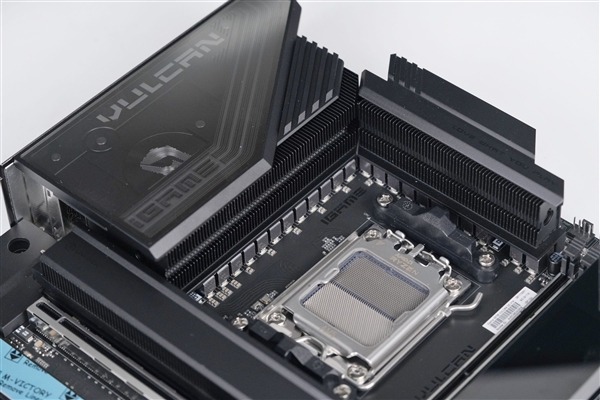 刷新超频记录！七彩虹iGame X870E Vulcan OC V14图赏