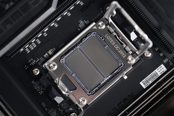 刷新超频记录！七彩虹iGame X870E Vulcan OC V14图赏