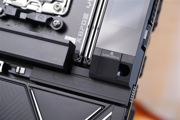 刷新超频记录！七彩虹iGame X870E Vulcan OC V14图赏