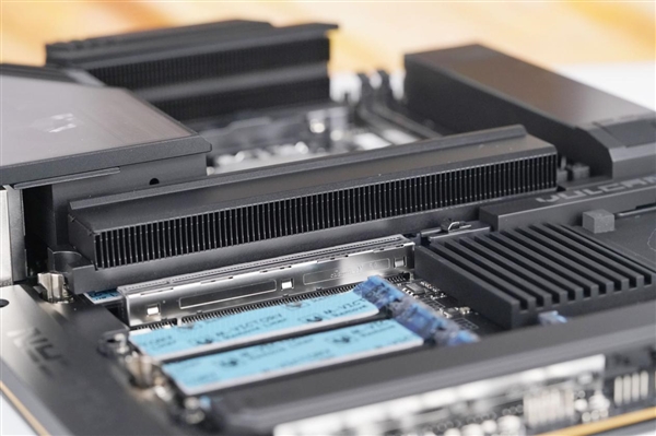 刷新超频记录！七彩虹iGame X870E Vulcan OC V14图赏