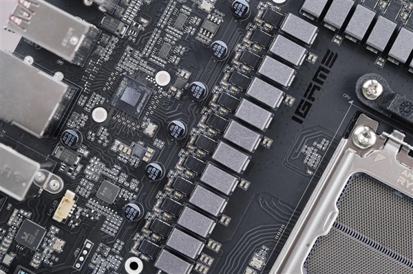 刷新超频记录！七彩虹iGame X870E Vulcan OC V14图赏