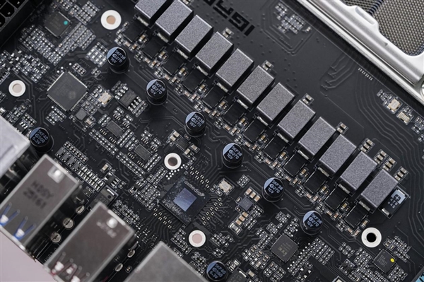 刷新超频记录！七彩虹iGame X870E Vulcan OC V14图赏