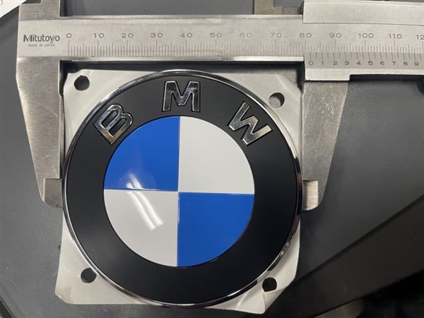 宝马下月起全面启用新Logo:取消镀铬装饰 换成哑光黑环