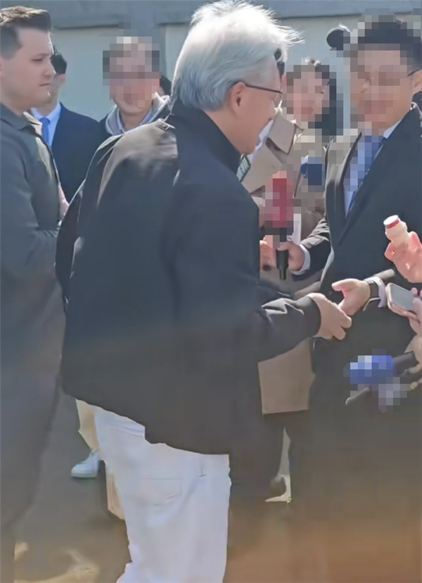 黄仁勋现身中国台湾：下飞机给媒体发养乐多和三明治