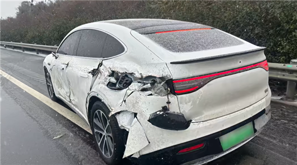 冰雪路面松开方向盘任由智驾代开 侧滑后撞上大货车