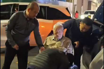 94岁台积电创始人张忠谋罕见露面 坐轮椅与黄仁勋共进晚餐