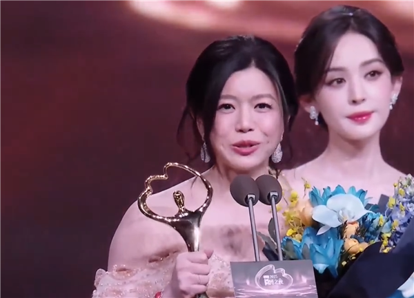 仅凭一部剧又火了!陈妍希获微博2025年度闪耀演员