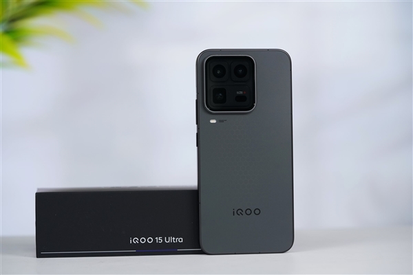 451万分最强旗舰手机！iQOO 15 Ultra图赏