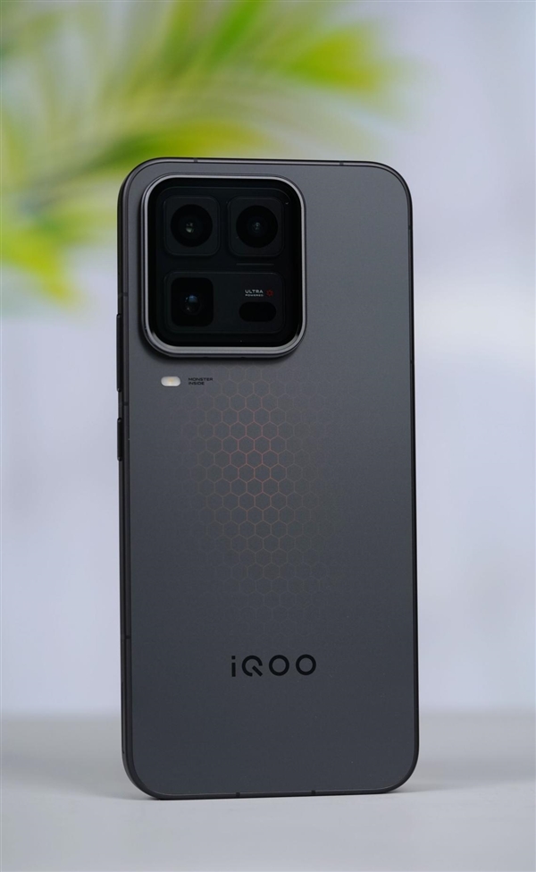 451万分最强旗舰手机！iQOO 15 Ultra图赏
